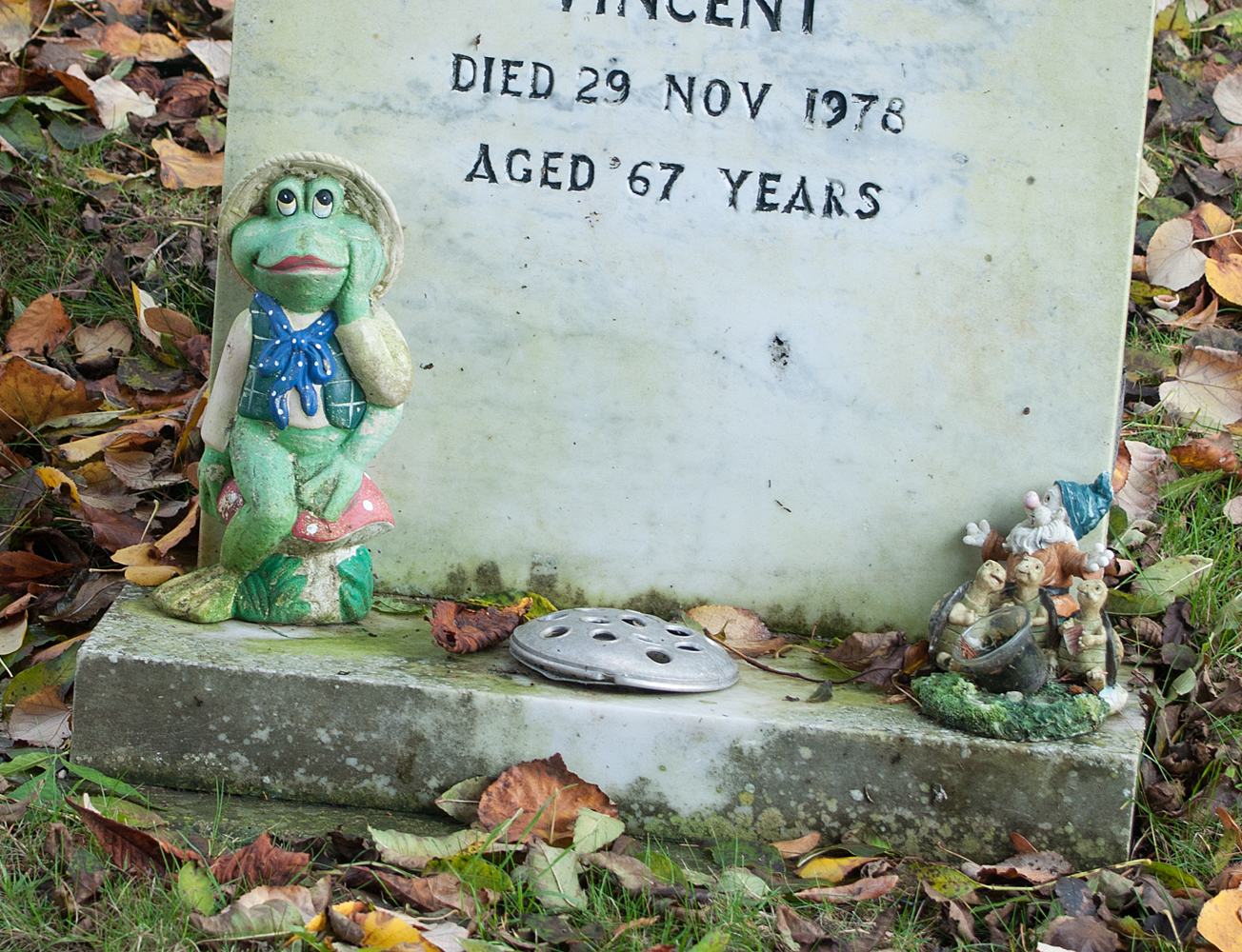 A humorous frog and a gnome on grave